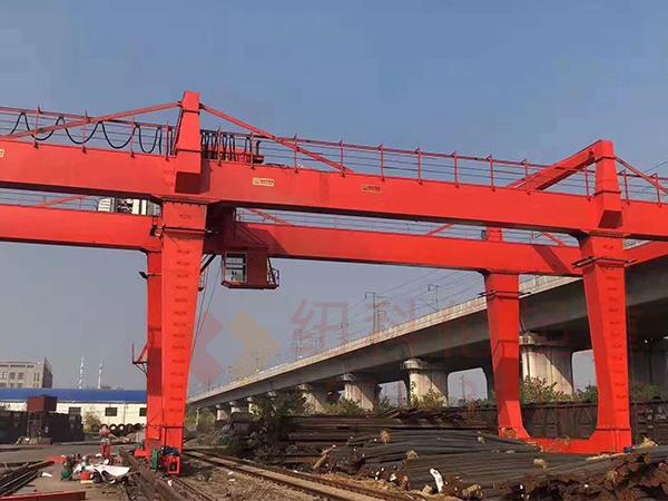 集装箱龙门吊在装卸超限货物时需注意什么